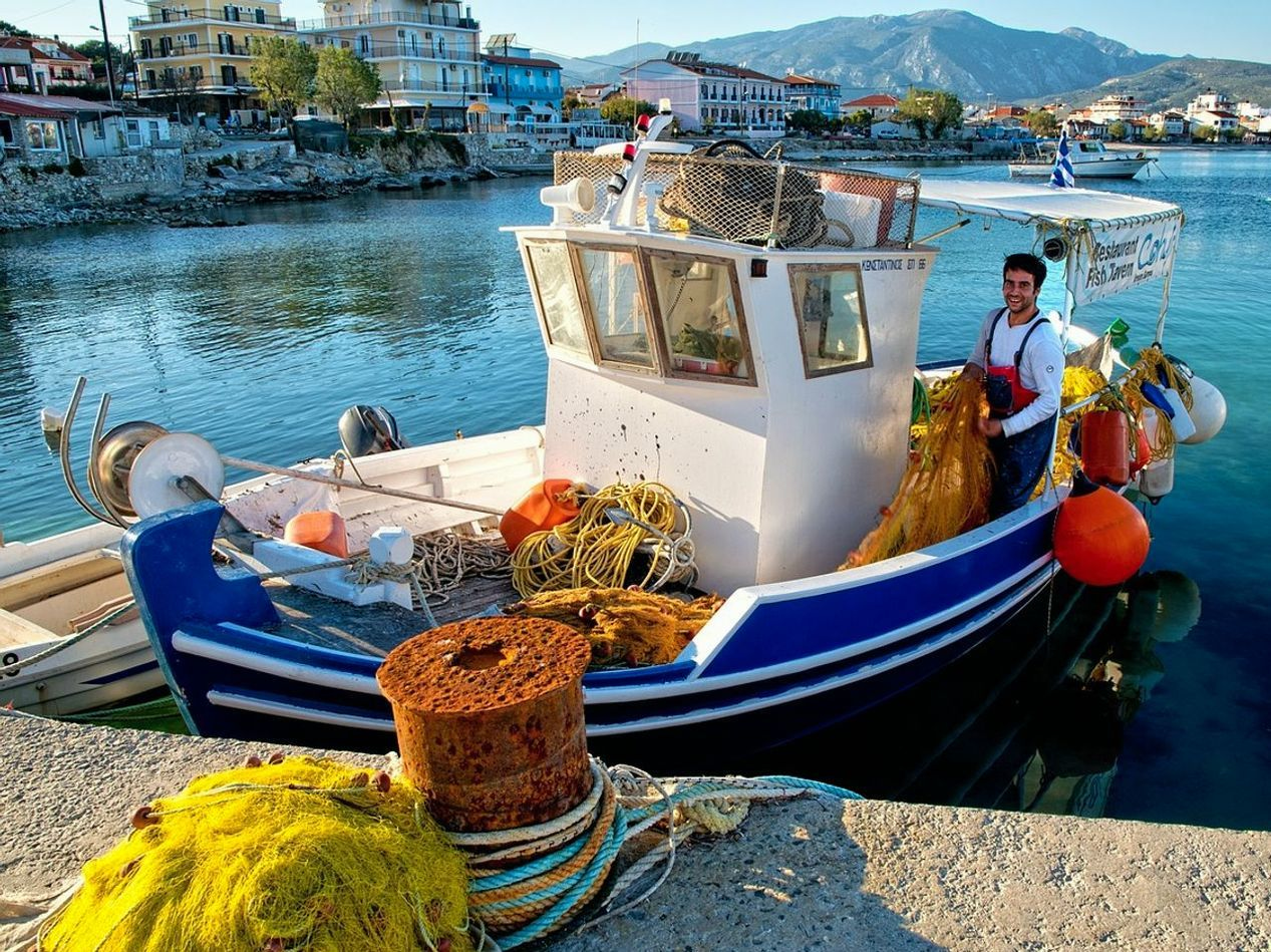 Quatro postos de pesca com varas e assentos confortáveis lado a lado